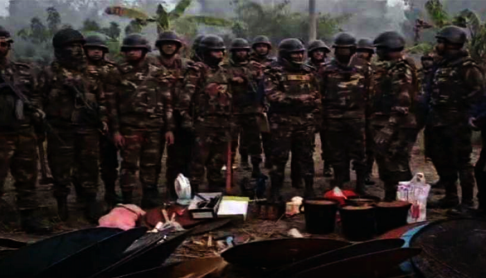 মাদারীপুরে যৌথ বাহিনীর অভিযানে ৪০ ককটেল ও বিপুল দেশীয় অস্ত্র উদ্ধার