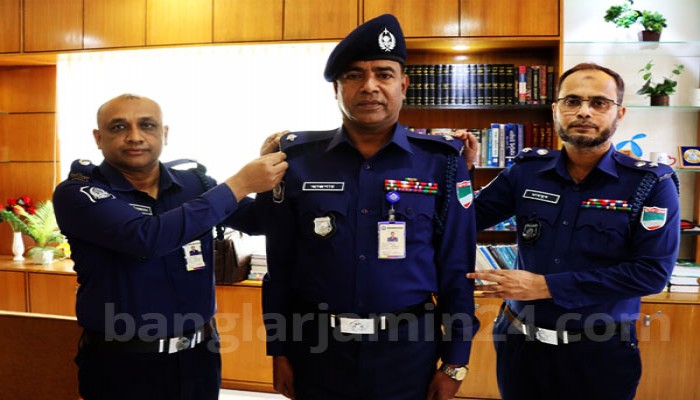 খুলনায় পদোন্নতি পাওয়া পুলিশ সদস্যদের র‍্যাংক ব্যাজ পরালেন পুলিশ সুপার মাহবুবুর রহমান