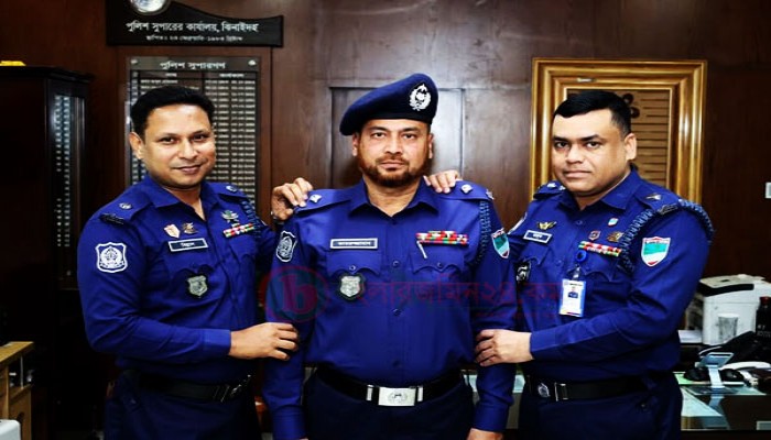 ঝিনাইদহে পদোন্নতি প্রাপ্ত পুলিশ সদস্যকে আনুষ্ঠানিক র‍্যাংক ব্যাজ পরিয়ে দিলেন পুলিশ সুপার