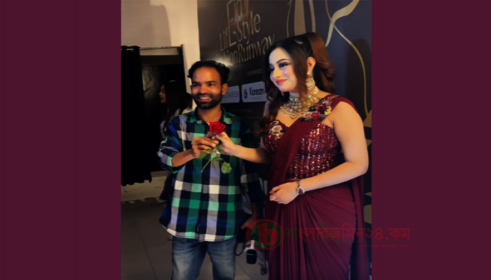 ভক্তের ভালোবাসায় আপ্লুত সঞ্জিদা আফরিন — ফ্যাশন ইভেন্টে ফুল দিয়ে শুভেচ্ছা