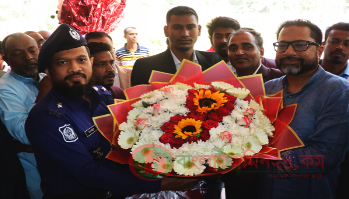 গৃহায়ন ও গণপূর্ত প্রতিমন্ত্রী আহম্মদ সোহেল মনজুর সুমনের পিরোজপুর সফর, জেলা পুলিশের ফুলেল শুভেচ্ছা