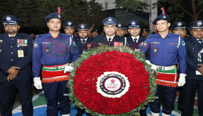 ঝিনাইদহ কেন্দ্রীয় শহীদ মিনারে জেলা পুলিশের শ্রদ্ধাঞ্জলি