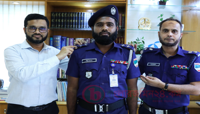 পদোন্নতিপ্রাপ্ত পুলিশ সদস্যকে র‍্যাংক ব্যাজ পরিয়ে সম্মাননা প্রদান